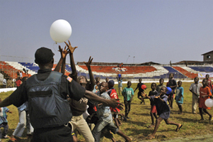 Unos Niños en un torneo de fútbol de deporte para la paz con el objetivo de alentar a los liberianos a aceptar y utilizar el deporte para promover la paz, la reconciliación y el desarrollo. ONU/Eric Kanalstein