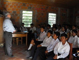 El Profesor Juan Carlos Servián con estudiantes del Centro Educativo Indígena Yalve Sanga.