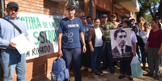 Juan Bautista Cardozo (medio) junto a sus compañeros y compañeras de Costa Rosado, Frente a la Defensoría.