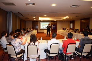 Dr. Bob Beatty en conferencia con Red de Líderes Políticos de Asunción