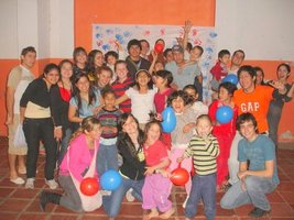 Voluntarios con los niños del Hogar Ára Pyahu, en Amor Azulgrana 2010